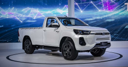 Toyota x&aacute;c nhận sản xuất xe b&aacute;n tải Hilux chạy điện v&agrave;o năm 2025