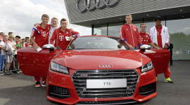 D&agrave;n sao Bayern Munich phấn kh&iacute;ch với trải nghiệm xe Audi