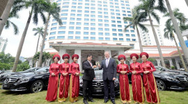 Mercedes giao xe E-Class cho khách sạn Daewoo Hà Nội