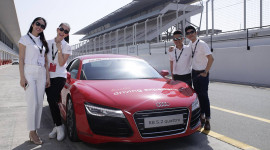 Thuỷ Tiên cùng dàn “sao" Việt sang Dubai thử tài đua siêu xe Audi R8