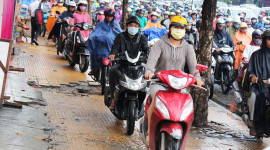 47% người Việt từng đi xe máy trên vỉa hè