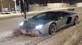 Siêu bò Lamborghini Aventador "quậy" trên tuyết