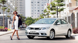 Siêu mẫu Minh Triệu đọ dáng với Honda Civic 2015