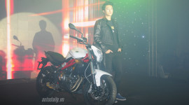 Hotboy Harry Lu “cặp kè” với môtô