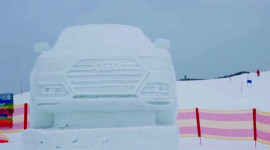 T&aacute;c phẩm Audi Q7 bằng tuyết độc đ&aacute;o