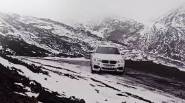 Xem BMW X6 drift tr&ecirc;n đỉnh n&uacute;i tuyết