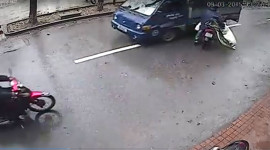 Video: Dừng xe mặc &aacute;o mưa, su&yacute;t g&acirc;y tai nạn chết người ở H&agrave; Nội