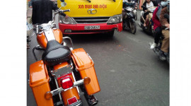 H&agrave; Nội, m&ocirc;t&ocirc; Harley Davidson đối đầu xe Bus