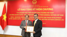 TGĐ GM Việt Nam nhận Kỷ niệm chương của Bộ Công Thương