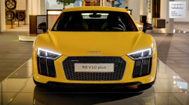 Audi “khoe” R8 V10 Plus sơn vàng tại trụ sở chính