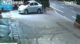 Video: Bất cẩn, tài xế lùi xe vào 3 khách bộ hành