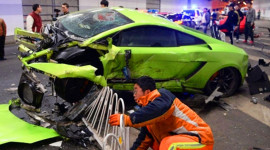 Đua xe trong hầm, sinh viên Trung Quốc phá nát Lamborghini và Ferrari
