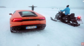 Lamborghini Huracan thách thức đối thủ đua nước rút trên băng