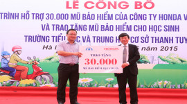 Honda Việt Nam tặng 30.000 mũ bảo hiểm cho học sinh, sinh vi&ecirc;n trong năm 2015