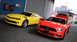 Cặp đ&ocirc;i xe cơ bắp Ford Mustang v&agrave; Chevrolet Camaro 2015 về Việt Nam
