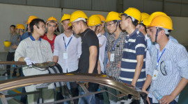 Kỹ sư ôtô tương lai tham quan tại nhà máy Hyundai Thành Công