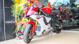 Cận cảnh siêu môtô Yamaha R1 2015 đầu tiên tại Hà Nội