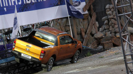 &quot;Nghẹt thở&quot; với m&agrave;n ra mắt của Ford Ranger 2015