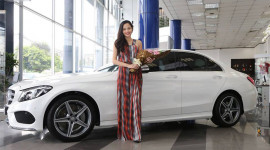 Hoa hậu Đ&ocirc;ng Nam &Aacute; Diệu Linh tậu Mercedes C250 AMG