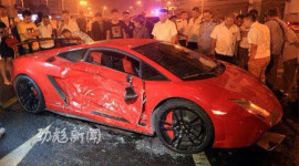 Say rượu, vượt đèn đỏ, đại gia Trung Quốc phá nát Lamborghini hàng hiếm