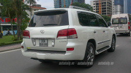 Chạm mặt Lexus LX570 mang biển &ldquo;ngũ qu&yacute; 8&rdquo; tại H&agrave; Nội