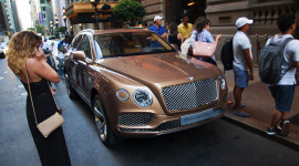 Siêu SUV Bentley Bentayga lần đầu lên phố sau khi ra mắt