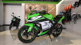 Cạnh tranh Yamaha R3, Kawasaki Ninja 300 ABS giảm gi&aacute; s&acirc;u