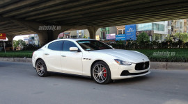 &quot;Chộp&quot; Maserati Ghibli S Q4 đầu ti&ecirc;n tại Việt Nam lăn b&aacute;nh tr&ecirc;n phố