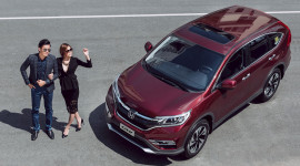 Cặp đôi người mẫu khoe dáng bên Honda CR-V