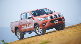 Đánh giá Toyota Hilux 3.0AT 2015: Vượt lên khái niệm xe bán tải