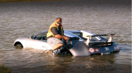 Ngồi tù hơn 1 năm vì lái siêu xe Bugatti Veyron xuống hồ