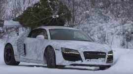 Audi R8 drift tr&ecirc;n tuyết với c&acirc;y th&ocirc;ng Noel