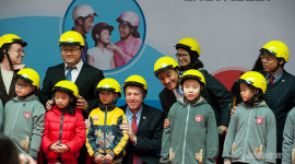 GM Việt Nam tặng 1.000 mũ bảo hiểm cho học sinh tại Hà Nội