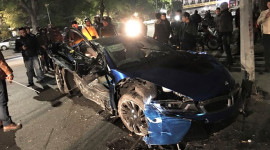 BMW i8 xanh ngọc độc nhất Việt Nam “tan nát” sau tai nạn