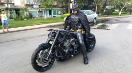 Biker Việt hoá thân thành Batman đón Tết