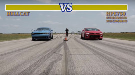 Video: Chevrolet Camaro SS đọ sức cùng Dodge Challenger Hellcat
