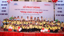Honda Việt Nam ph&aacute;t động chương tr&igrave;nh trao tặng 20.000 mũ bảo hiểm năm 2016