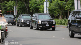 Limousine The Beast của Tổng thống Obama xuống phố S&agrave;i G&ograve;n