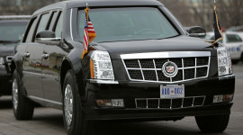 4 chiếc limousine chở Tổng thống Mỹ đang c&oacute; mặt tại Việt Nam