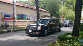 Bộ đ&ocirc;i limousine The Beast ra s&acirc;n bay T&acirc;n Sơn Nhất đ&oacute;n Tổng thống Obama