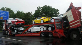 7 chiếc Porsche Cayman GT4s gặp nạn trên đường vận chuyển