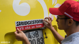 Bridgestone tặng 3.000 bộ phản quang tới t&agrave;i xế Việt