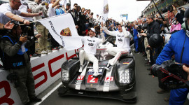 Porsche lần thứ 18 l&ecirc;n ng&ocirc;i v&ocirc; địch tại giải đua 24h Le Mans