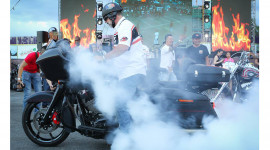 Video: M&ocirc;t&ocirc; tiền tỷ Harley-Davidson CVO đốt lốp cực đỉnh tại Đ&agrave; Nẵng