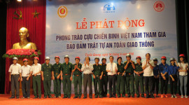 Honda Việt Nam trao tặng mũ bảo hiểm cho cựu chiến binh Tuyên Quang
