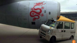 Xe tải đâm vào máy bay chở 295 hành khách ở Hong Kong