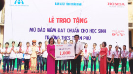 Honda Việt Nam trao tặng mũ bảo hiểm cho học sinh tại Th&aacute;i B&igrave;nh v&agrave; Ph&uacute; Thọ