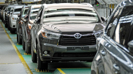 Toyota Highlander 2016 bị triệu hồi v&igrave; lỗi đ&egrave;n cảnh b&aacute;o dầu phanh