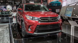 Toyota Highlander 2017 có giá từ 30.630 USD