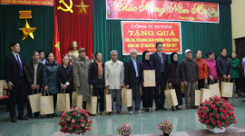 Toyota Việt Nam trao quà Tết tới người già và gia đình chính sách